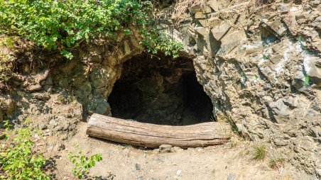 Malá jeskyně v národní přírodní rezervaci Mohelenská hadcová step