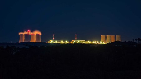 Výhled na jadernou elektrárnu Dukovany od zříceniny hradu Levnov