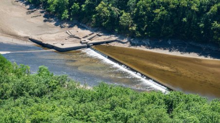 Splav na řece Dyje vedle bývalého Trauznického mlýna a hydroelektrárny v odpuštěné Znojemské přehradě odkrytý sníženou hladinou