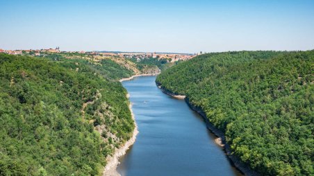 Výhled na Znojemskou přehradu a Znojmo z vyhlídky Dlouhá řeka