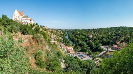 Panoramatický výhled na kostel sv. Mikuláše, Karolininy sady a údolí řeky Dyje ze svahu pod Znojemským hradem