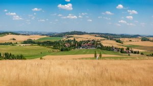 Panoramatický výhled na obec Chlístov z vyhlídkového místa U Hejka