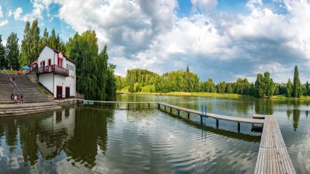 Panoramatický pohled na plovárnu na rybníce Budín u města Žirovnice