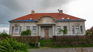 Stará budova školy v obci Prostý