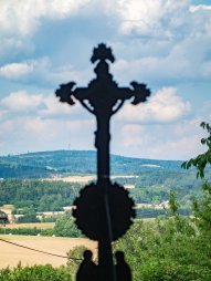 Výhled na Javořici od kříže uprostřed silnice u kostela sv. Václava v obci Olšany