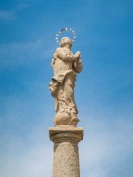 Kašna se sochou P. Marie Immaculaty na náměstí Míru ve městě Slavonice