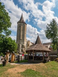 Přístřešek před hradem Roštejn