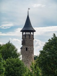 Středověká věž na svatební místě Za Vratama v obci Bransouze