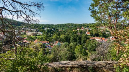 Výhled na Vranov nad Dyjí ze skalní rokle Švédský příkop