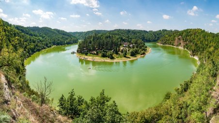 Panoramatický výhled na rekreační oblast Chmelnice na Vranovské přehradě od zříceniny hradu Cornštejn