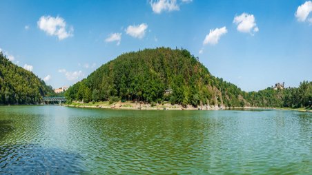 Panoramatický výhled na Vranovskou přehradu, kde se vlevo nachází hrad Bítov nad Vysočanským mostem, uprostřed poloostrov Hradiště a vpravo zřícenina hradu Cornštejn