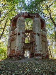 Zřícenina kaple sv. Víta na vrcholu kopce Svatý Vít (557) u města Moravské Budějovice