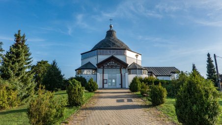 Kostel Panny Marie Matky jednoty křesťanů v obci Tavíkovice