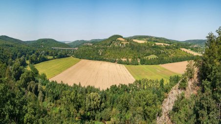 Panoramatický výhled do údolí řeky Jihlava mezi obcemi Ivančice a Moravské Bránice z přírodní památky Červené stráně