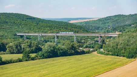 Výhled na Ivančický viadukt z přírodní památky Červené stráně