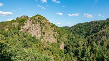 Výhled na skalní hřeben se zřícenou hradu Levnov nad údolím řeky Oslava