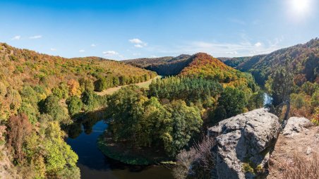 Panoramatický výhled na meandr řeky Dyje ze skalní vyhlídky Überstieg v národním parku Thayatal (Podyjí)