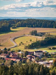 Výhled na obec Číměř a jadernou elektrárnu Temelín z vrcholu kamenolomu na úbočí kopce Kamenec