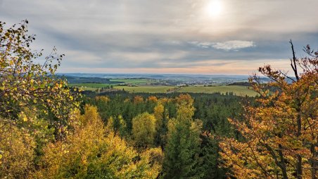 Výhled na Nové Město na Moravě ze skalní věže Třívěžatá na vrcholu kopce Pohledecká skála