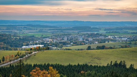 Výhled na Nové Město na Moravě ze skalní věže Třívěžatá na vrcholu kopce Pohledecká skála