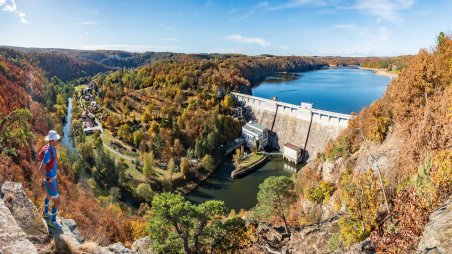 Panoramatický výhled do údolí řeky Dyje na Vranov nad Dyjí a hráz Vranovské přehrady ze skalní vyhlídky Claryho kříž