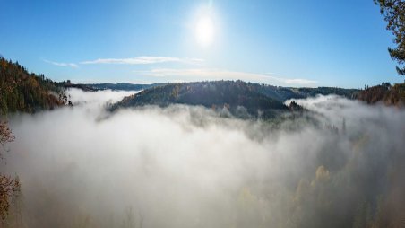 Panoramatický výhled do zamlženého údolí řeky Dyje z Grázlovy vyhlídky v přírodní rezervaci Bílý kříž