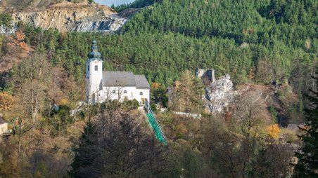 Kostel sv. Jiljí, výtah a zřícenina hradu Eibenstein v obci Eibenstein (Ivanov)