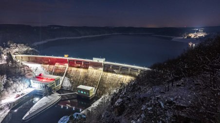 Výhled na hráz Vranovské přehrady ze skalní vyhlídky Claryho kříž
