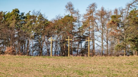 Vrchol kopce U Tří křížů (501) nad městem Dačice