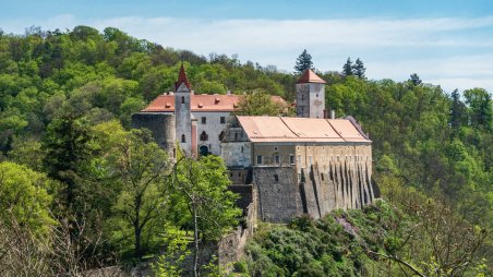 Výhled na hrad Bítov z protějšího břehu