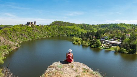 Výhled na zříceninu hradu Cornštejn nad Vranovskou přehradou a rekreační oblast Chmelnice z Výří skály