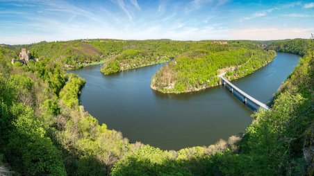 Panoramatický výhled na Bítovskou zátoku, Bítovský most přes Vranovskou přehradu a zříceninu hradu Cornštejn od její předsunuté bašty