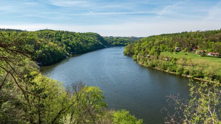 Výhled na rekreační oblast Kopaninky a v dálce na Bítovský most přes Vranovskou přehradu