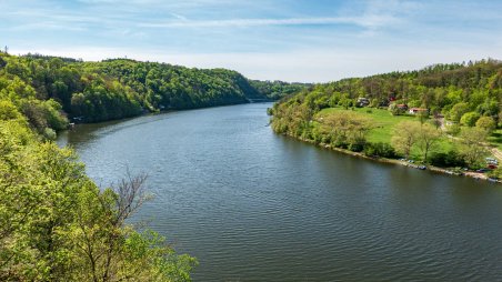 Výhled na rekreační oblast Kopaninky a v dálce na Bítovský most přes Vranovskou přehradu