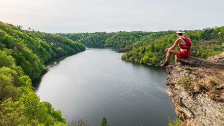 Výhled na Vranovskou přehradu u Chvalatické zátoky