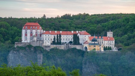 Výhled na zámek Vranov nad Dyjí z úbočí Ptačího vrchu nad hřbitovem Vranov nad Dyjí
