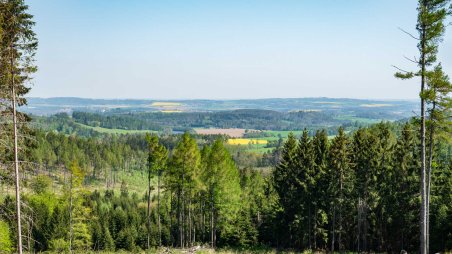 Výhled na krajinu kolem města Dačice z úbočí kopce Zdeňkov