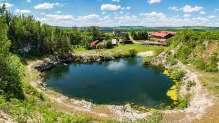 Panoramatický pohled na zatopený lom u ranče Vápenka nad obcí Nová Ves u Přibyslavic