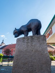 Socha medvěda Brtníka na náměstí Svobody ve městě Brtnice