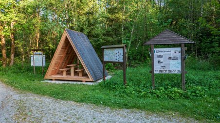 Informační tabule a turistický přístřešek v bývalé obci Romava
