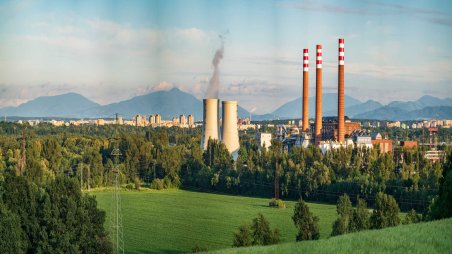 Výhled na tepelnou elektrárnu Třebovice ve městě Ostrava a pohoří Beskydy z úbočí kopce Hladový vrch