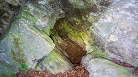 Jeskyně Kleine Graslhöhle (Malá travnatá jeskyně) nad řekou Thaya (Dyje)