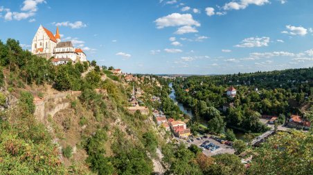 Panoramatický výhled na kostel sv. Mikuláše, Karolininy sady a údolí řeky Dyje ze svahu pod Znojemským hradem