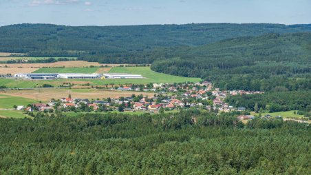 Výhled ze skalní věže Vyhlídková skála na obec Svojkovice na úbočí kopce Žďár