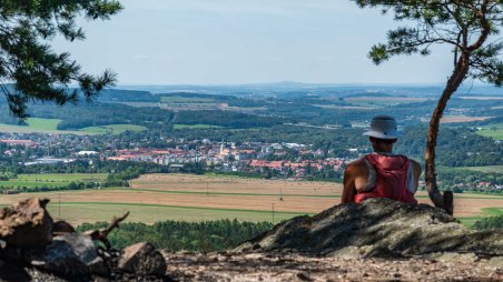 Výhled ze skalní věže Vyhlídková skála na město Rokycany na úbočí kopce Žďár