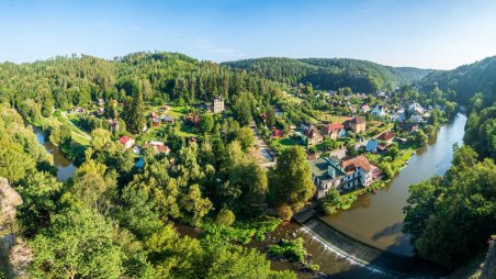 Panoramatický výhled na obec Podhradí nad Dyjí pod zříceninou hradu Frejštejn z přírodní rezervace Podhradské skály