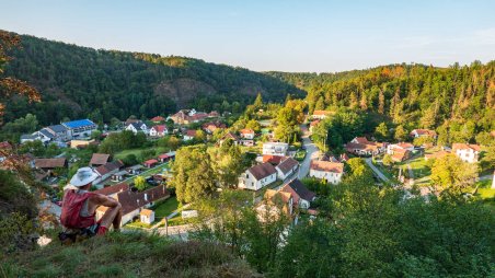 Výhled na obec Podhradí nad Dyjí od zříceniny hradu Frejštejn
