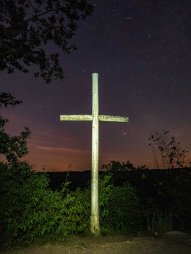 Kříž na Grázlově vyhlídce v přírodní rezervaci Bílý kříž