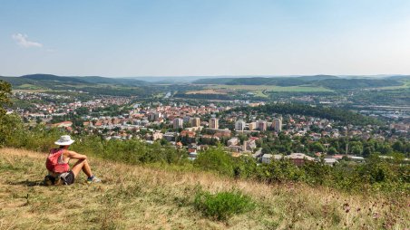 Výhled na město Beroun z paraglidingového startoviště Beroun-vysílač