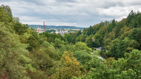Výhled na město písek z ferraty Václavské skály v údolí řeky Otava
